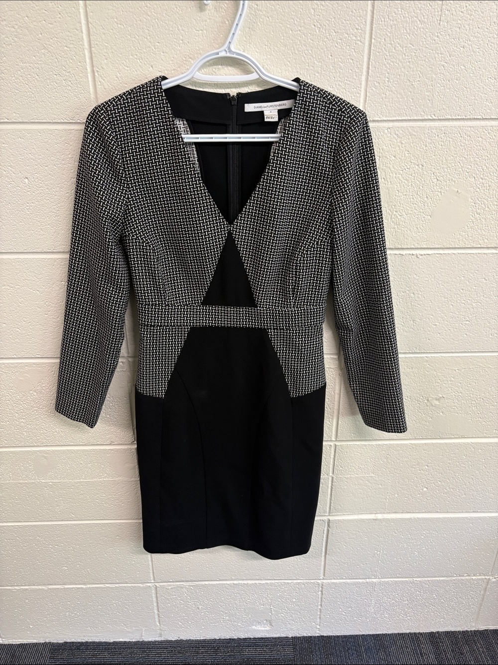 Diane Von Furstenberg Black and White Long Sleeve V-Neck Sheath Dress